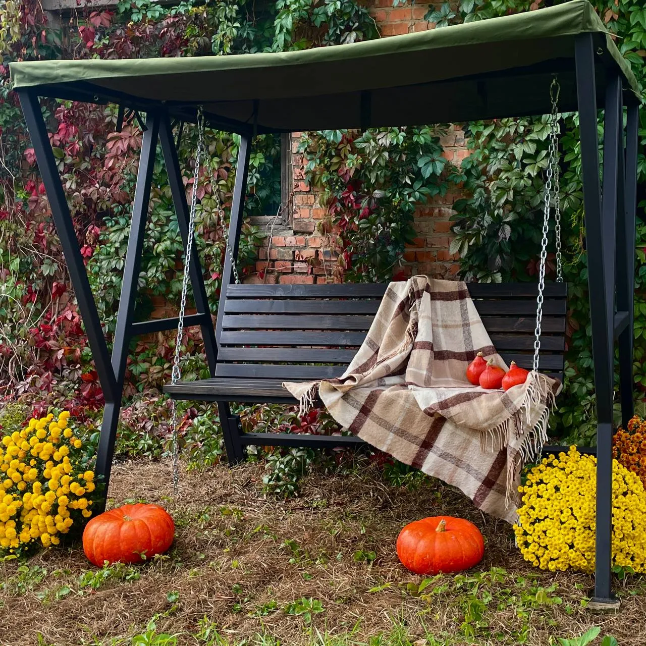 Гойдалка з дерев'яним сидінням та тентом