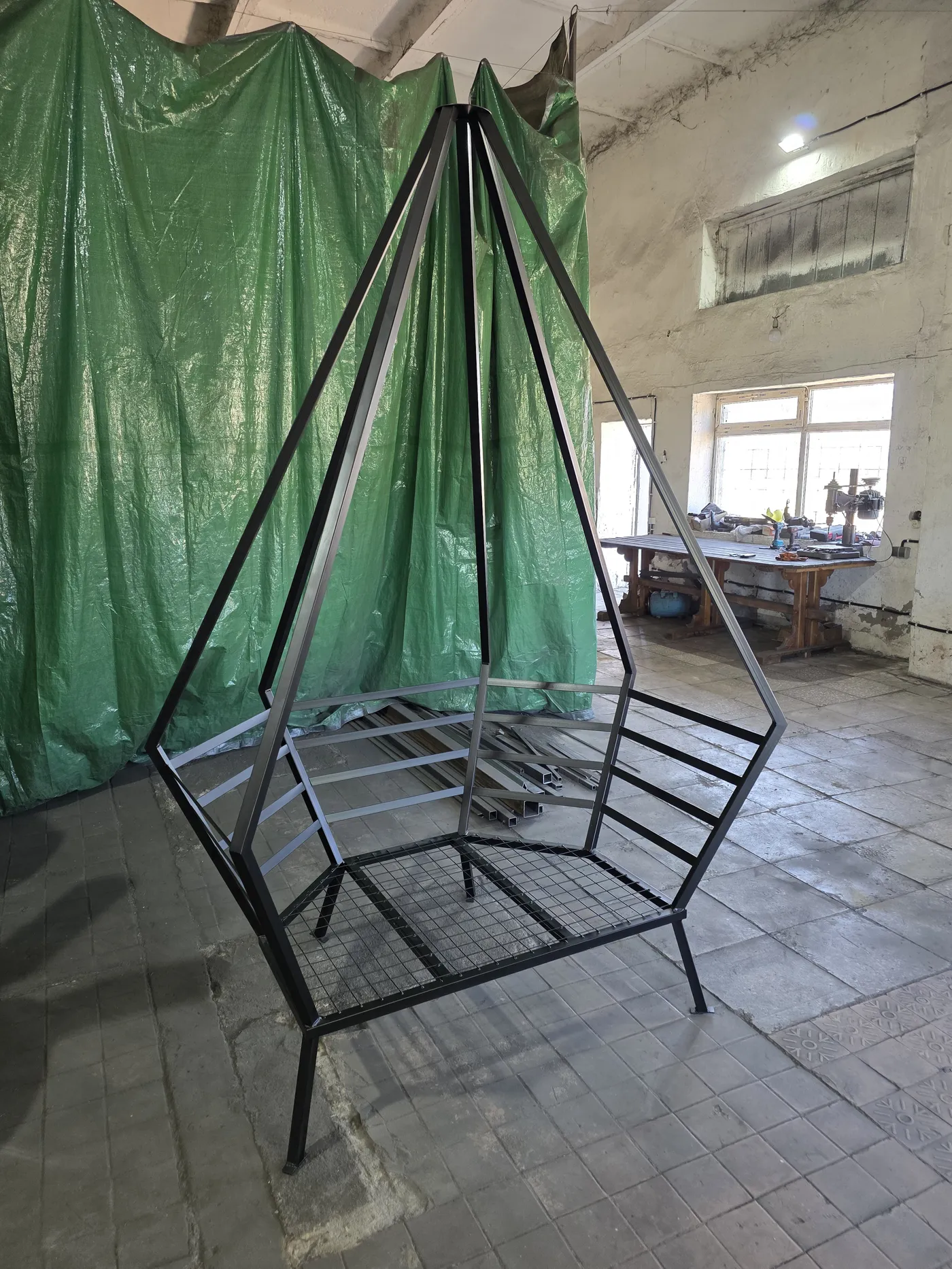 Каркас кокона DIAMOND у цеху Weldartkov